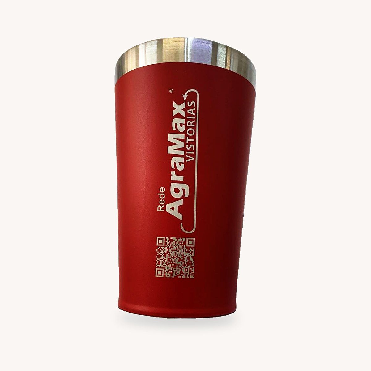 Copo térmico vermelho com o logo Rede AgraMax Vistorias e um QR code gravados a laser