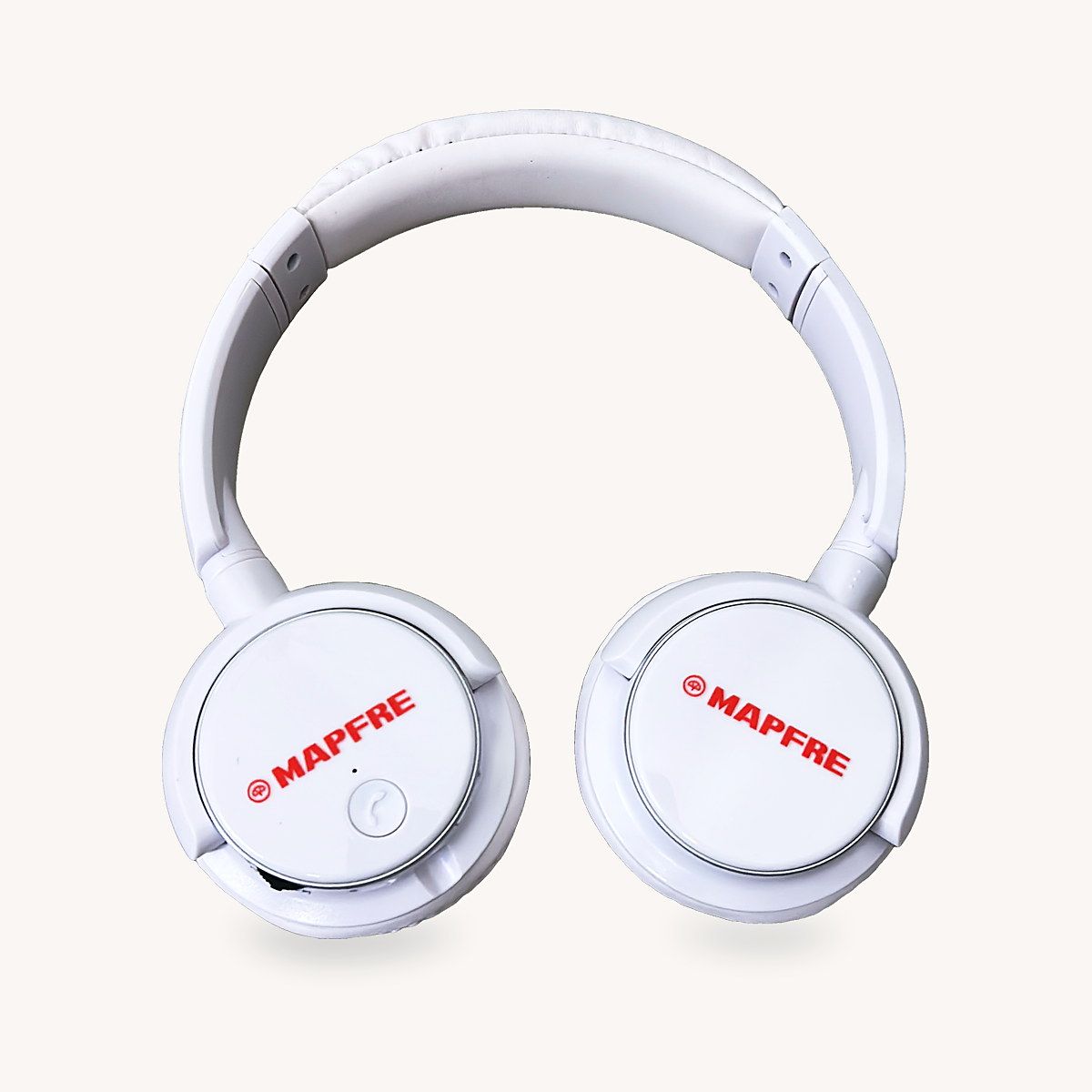 Fone de ouvido branco com o logo MAPFRE aplicado em adesivo DTF UV nas duas conchas
