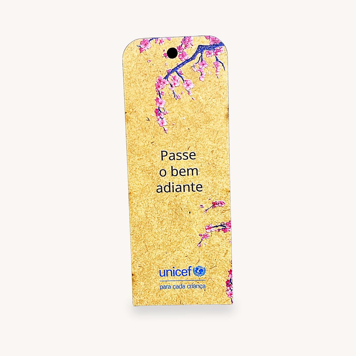 Marcador de página de cortiça com ilustração de cerejeira e a marca UNICEF impressas em Digital UV
