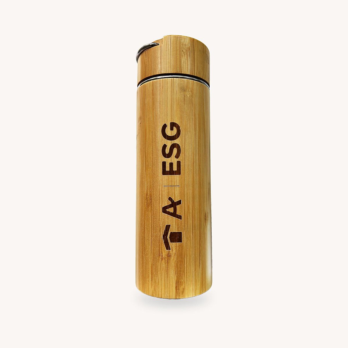 Garrafa térmica de bambu com o selo ESG gravado a laser na madeira